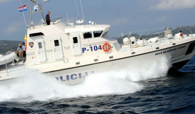 Zadar, 150711.

Na predstavljanju novog policijskog 25 metarskog  broda  Mile Blazevic Cadjo u zadarskom kanalu doslo je do sudara istoimenog broda i broda Skabrnja u kojem su se nalazila 4 fotoreportera i dva pripadnika pomorske policije.

Na fotografiji