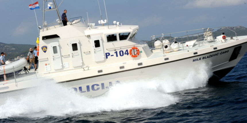 Zadar, 150711.

Na predstavljanju novog policijskog 25 metarskog  broda  Mile Blazevic Cadjo u zadarskom kanalu doslo je do sudara istoimenog broda i broda Skabrnja u kojem su se nalazila 4 fotoreportera i dva pripadnika pomorske policije.

Na fotografiji