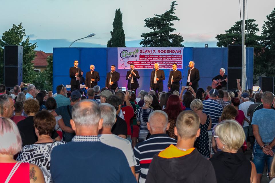 Tomislav Bralić i klapa Intrade na rođendanskoj proslavi Bure centra Tomislav Bralić i klapa Intrade na rođendanskoj proslavi Bure centra