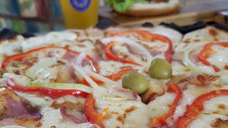 Vrhunska ponuda pizza i hamburgera u Famous Beach Bar & Grillu. Predstavljamo pizze Bianca i Rukola & Mozarella te Famous i Western hamburgeri