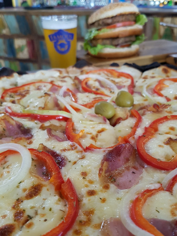 Vrhunska ponuda pizza i hamburgera u Famous Beach Bar & Grillu. Predstavljamo pizze Bianca i Rukola & Mozarella te Famous i Western hamburgeri