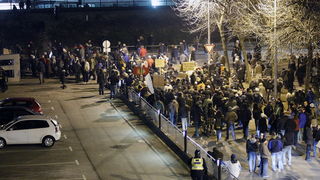 Zagreb, 040311.
Ilica.
Peti po redu, protuvladin prosvjed tzv. facebook grupe.
Na fotografiji: Prosvjednici ispred zgrade EPH
Foto: Davor Pongracic / CROPIX Zagreb, 040311.
Ilica.
Peti po redu, protuvladin prosvjed tzv. facebook grupe.
Na fotografiji: Prosvjednici ispred zgrade EPH
Foto: Davor Pongracic / CROPIX