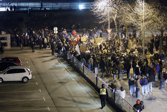 Zagreb, 040311.
Ilica.
Peti po redu, protuvladin prosvjed tzv. facebook grupe.
Na fotografiji: Prosvjednici ispred zgrade EPH
Foto: Davor Pongracic / CROPIX Zagreb, 040311.
Ilica.
Peti po redu, protuvladin prosvjed tzv. facebook grupe.
Na fotografiji: Prosvjednici ispred zgrade EPH
Foto: Davor Pongracic / CROPIX