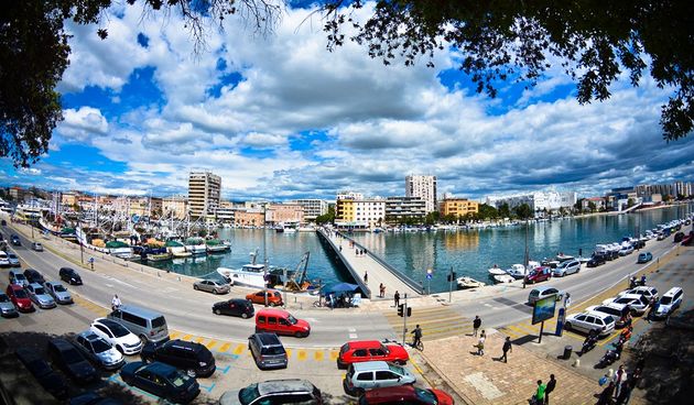 Zadarski most, luka, Jazine, oblaci, parking