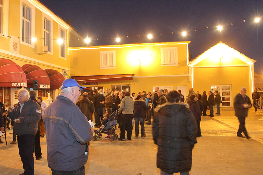 Bibinje: Božićni sajam na Trgu Franje Tuđmana Bibinje: Božićni sajam na Trgu Franje Tuđmana
