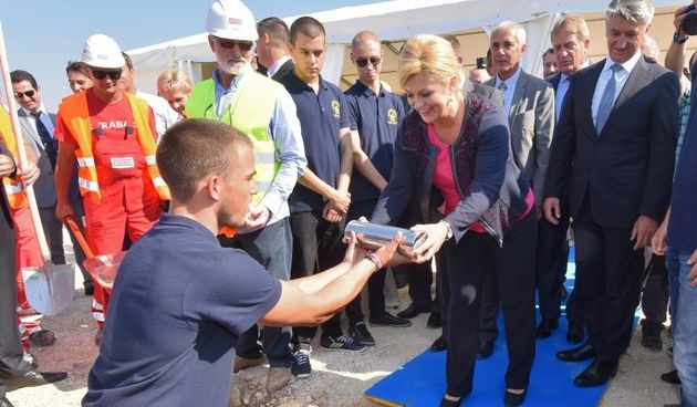 Predsjednica Republike Hrvatske Kolinda Grabar- Kitarović sudjelovala je na svečanom polaganju kamena temeljca za novu zgradu putničkog terminala u luci Gaženica