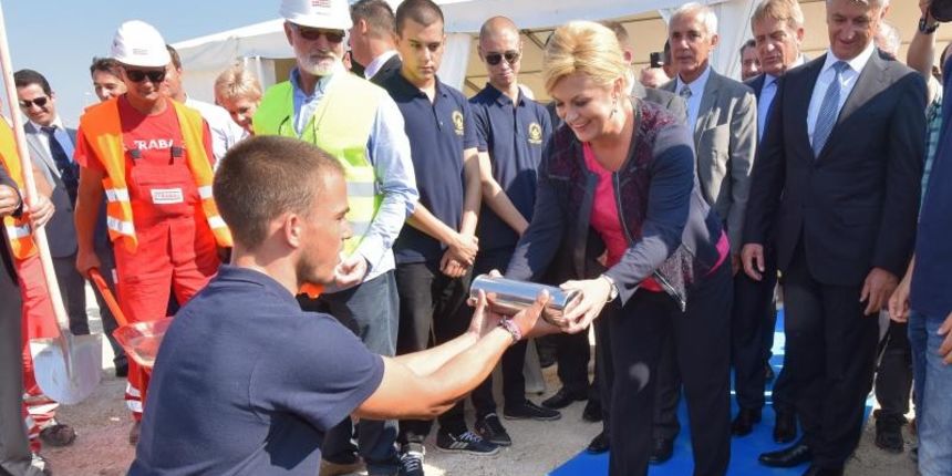 Predsjednica Republike Hrvatske Kolinda Grabar- Kitarović sudjelovala je na svečanom polaganju kamena temeljca za novu zgradu putničkog terminala u luci Gaženica Predsjednica Republike Hrvatske Kolinda Grabar- Kitarović sudjelovala je na svečanom polaganju kamena temeljca za novu zgradu putničkog terminala u luci Gaženica