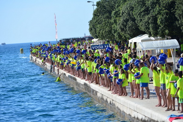 10. dm Millennium Jump na zadarskoj rivi – 3 tisuće skakača poslalo prekrasnu priču u svijet 10. dm Millennium Jump na zadarskoj rivi – 3 tisuće skakača poslalo prekrasnu priču u svijet