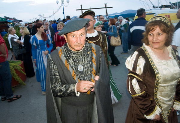 Biograd: Mazoretkinje, gradska glazba i srednjovjekovni biogradski kostimi