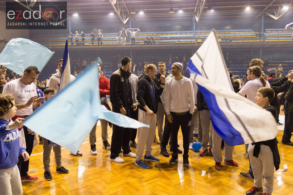 Humanitarno gledanje utakmice Zadar-Cibona (85-84) u Jazinama Humanitarno gledanje utakmice Zadar-Cibona (85-84) u Jazinama