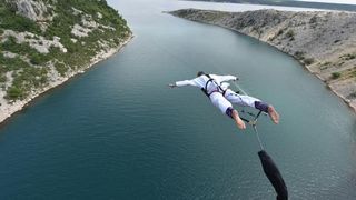 Otvorena sezona bungee jumpinga sa starog Masleničkog mosta. Photo: Hrvoje Jelavić/PIXSELL Otvorena sezona bungee jumpinga sa starog Masleničkog mosta. Photo: Hrvoje Jelavić/PIXSELL