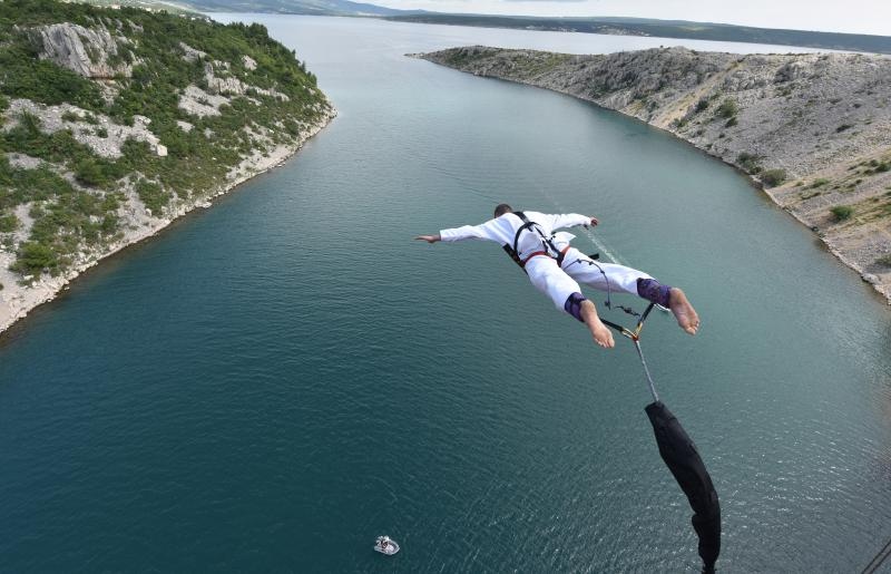 Otvorena sezona bungee jumpinga sa starog Masleničkog mosta. Photo: Hrvoje Jelavić/PIXSELL Otvorena sezona bungee jumpinga sa starog Masleničkog mosta. Photo: Hrvoje Jelavić/PIXSELL