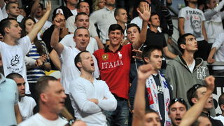 Zadar, 260513.
Dvorana Kresimira Cosica. 
3. polufinalna utakmica prvenstva Hrvatske izmedju KK Zadar i KK Cedevita.
Na fotografiji: nogometas Zadra Stipe Perica koji je Zadru danas donio pogodak kojim su ostali u prvoj ligi, podrzao je zadarske kosarkase