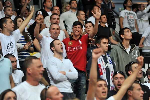 Zadar, 260513.
Dvorana Kresimira Cosica. 
3. polufinalna utakmica prvenstva Hrvatske izmedju KK Zadar i KK Cedevita.
Na fotografiji: nogometas Zadra Stipe Perica koji je Zadru danas donio pogodak kojim su ostali u prvoj ligi, podrzao je zadarske kosarkase