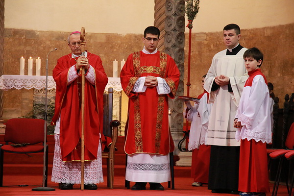 Cvjetnica 20. ožujka 2016: Nakon blagoslova maslinovih grančica, nadbisku Želimir Puljić predvodio je procesiju do katedrale sv. Stošije gdje je služio misno slavlje na kojem se pjevala Muka našeg Gospodina Cvjetnica 20. ožujka 2016: Nakon blagoslova maslinovih grančica, nadbisku Želimir Puljić predvodio je procesiju do katedrale sv. Stošije gdje je služio misno slavlje na kojem se pjevala Muka našeg Gospodina