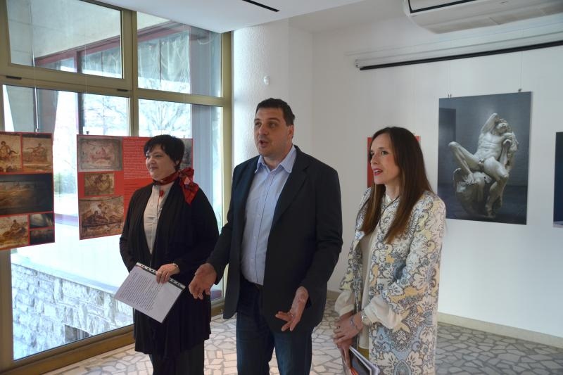 U Galeriji C8 otvorena je izlozba Ars Amatoria ljubav i erotika u starom Rimu koju organiziraju Arheoloski muzej Zadar i Arheoloski muzej Istre .O izlozbi su govorili Darko Komso ravnatelj Arheoloskog muzeja u Puli i Autorica izlozbe dr. sc. Kornelija A. U Galeriji C8 otvorena je izlozba Ars Amatoria ljubav i erotika u starom Rimu koju organiziraju Arheoloski muzej Zadar i Arheoloski muzej Istre .O izlozbi su govorili Darko Komso ravnatelj Arheoloskog muzeja u Puli i Autorica izlozbe dr. sc. Kornelija A.