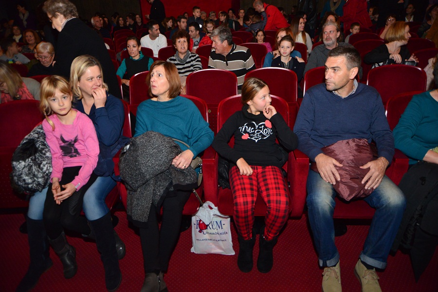 Premijera predstave “U sjeni” udruge “Igrajmo se” Premijera predstave “U sjeni” udruge “Igrajmo se”