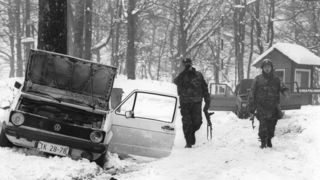 310391. ARHIVSKA FOTOGRAFIJA:
Plitvicka jezera – Akcija pripadnika za posebne namjene hrvatskog MUP-a na sam Uskrs 31.03.1991 kojom je ponovno uspostavljena policijska postaja na Plitvickim jezerima. Okrsaj je trajajo vise sati u kojoj je poginuo redarstv 310391. ARHIVSKA FOTOGRAFIJA:
Plitvicka jezera – Akcija pripadnika za posebne namjene hrvatskog MUP-a na sam Uskrs 31.03.1991 kojom je ponovno uspostavljena policijska postaja na Plitvickim jezerima. Okrsaj je trajajo vise sati u kojoj je poginuo redarstv
