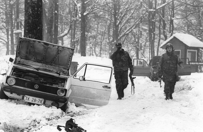 310391. ARHIVSKA FOTOGRAFIJA:
Plitvicka jezera – Akcija pripadnika za posebne namjene hrvatskog MUP-a na sam Uskrs 31.03.1991 kojom je ponovno uspostavljena policijska postaja na Plitvickim jezerima. Okrsaj je trajajo vise sati u kojoj je poginuo redarstv 310391. ARHIVSKA FOTOGRAFIJA:
Plitvicka jezera – Akcija pripadnika za posebne namjene hrvatskog MUP-a na sam Uskrs 31.03.1991 kojom je ponovno uspostavljena policijska postaja na Plitvickim jezerima. Okrsaj je trajajo vise sati u kojoj je poginuo redarstv