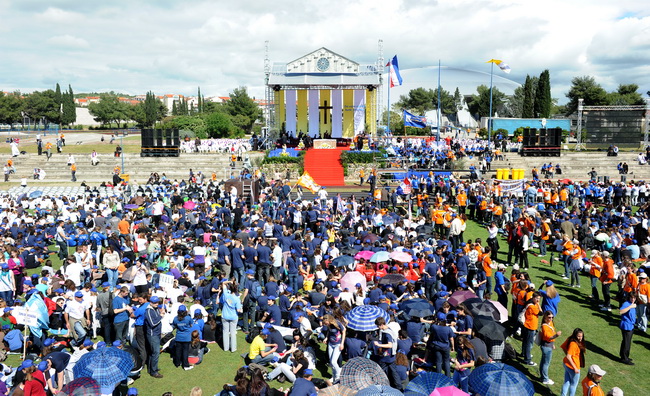 Zadar, 080510.
Zadar je domacin Susreta katolicke mladezi 2010. 
Susret ce trajati dva dana a u njemu ce sudjelovati preko 30.000 mladih iz Hrvatske i svijeta. 
Na fotografiji: pozornica na Visnjiku.
Foto: Andrija Lucic / CROPIX