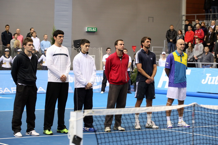 Osijek, 091210.
U osjeckoj dvorani Gradski vrt odigrat ce se humanitarni teniski spektakl, odnosno dvoboj Gorana Ivanisevica i Ivana Ljubicica. Cilj cijele manifestacije je humanitarnog karaktera. Prikupljena sredstva ici ce za pomoc pri lijecenju hrvats Osijek, 091210.
U osjeckoj dvorani Gradski vrt odigrat ce se humanitarni teniski spektakl, odnosno dvoboj Gorana Ivanisevica i Ivana Ljubicica. Cilj cijele manifestacije je humanitarnog karaktera. Prikupljena sredstva ici ce za pomoc pri lijecenju hrvats