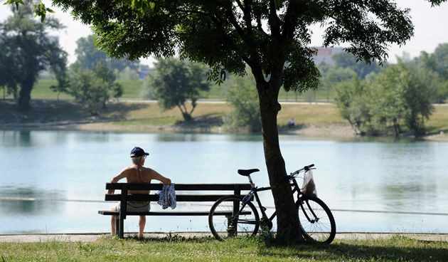 Zagreb, 210509.
Biciklist na Jarunskom jezeru odmara na klupici i uziva u hladu. Dnevna temperatura se danas krece izmedju 28 i 30 stupnjeva Celzijevih.
Foto: Drago Sopta / CROPIX