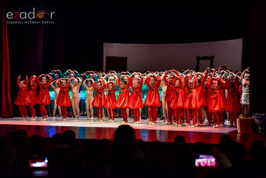 Predstava “Odgojoj” Plesne udruge Gesta u HNK Zadar