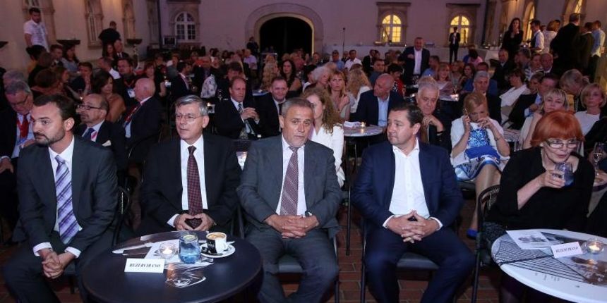 koja postaje “sve sjajnija i sjajnija” koja postaje “sve sjajnija i sjajnija”