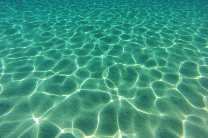 25.07.2013., Dugi otok, Sakarun – Uzduz i poprijeko Dugog otoka u zadarskom arhipelagu u ljetnim danima prepuno je turista, a najomiljenija plaza zasigurno je Sakarun, koja sa nalazi u uvali pokraj mjesta Veli Rat. Pjeskovita plaza sa tirkizno cistim mo