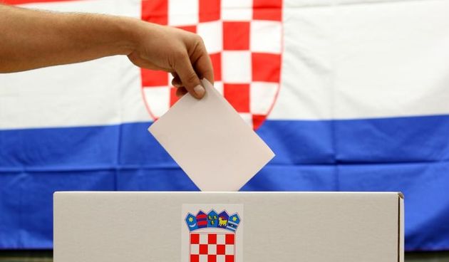 Ubacivanje glasackog listica u biracku kutiju. Photo: Boris Scitar/PIXSELL