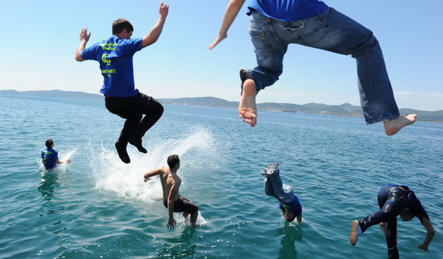 Zadar, 180510
Maturanti na zadarskoj rivi slave zavrsetak skole.
Foto : Andrija Lucic / cropix