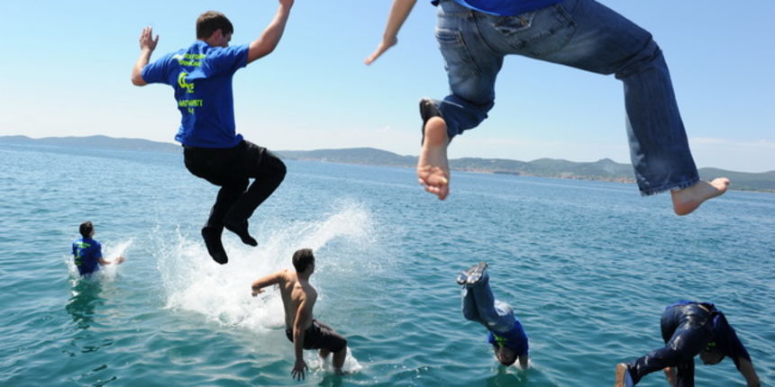 Zadar, 180510
Maturanti na zadarskoj rivi slave zavrsetak skole.
Foto : Andrija Lucic / cropix Zadar, 180510
Maturanti na zadarskoj rivi slave zavrsetak skole.
Foto : Andrija Lucic / cropix