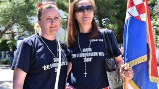 Nekoliko desetaka ljudi okupilo se ispred zgrade 2. Policijske postaje PU Zadarske kako bi dali podršku prosvjedu branitelja u Zagrebu.  Photo: Dino Stanin/PIXSELL