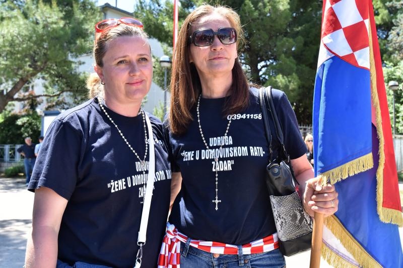 Nekoliko desetaka ljudi okupilo se ispred zgrade 2. Policijske postaje PU Zadarske kako bi dali podršku prosvjedu branitelja u Zagrebu.  Photo: Dino Stanin/PIXSELL