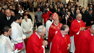 Zadar, 241109. Danas se obiljezava Dan Grada Zadra. Gradski su duznosnici polozili vijence na centralni kriz na Gradskom groblju, svetu misu je predvodio nadbiskup msgr Ivan Prendja, a u Kazalisnoj kuci odrzana je svecana sjednica Gradskog vijeca na kojoj