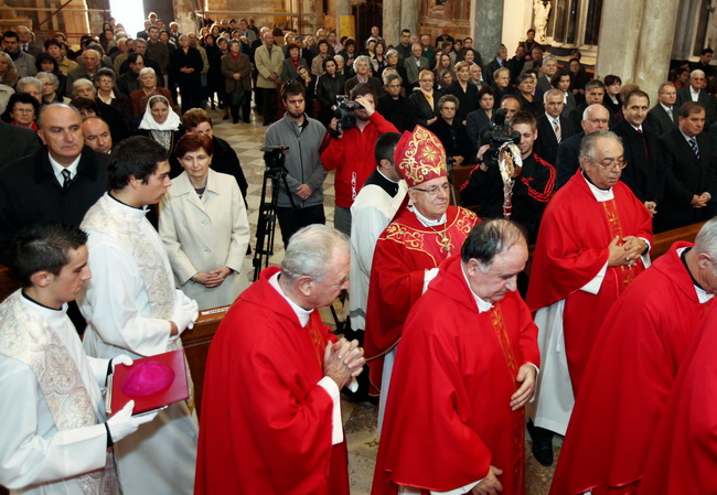 Zadar, 241109. Danas se obiljezava Dan Grada Zadra. Gradski su duznosnici polozili vijence na centralni kriz na Gradskom groblju, svetu misu je predvodio nadbiskup msgr Ivan Prendja, a u Kazalisnoj kuci odrzana je svecana sjednica Gradskog vijeca na kojoj