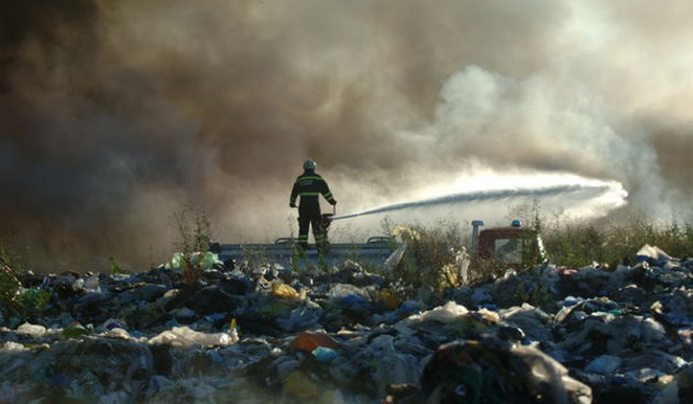 Biograd, 200709. Na podrucju Biograda u poslijepodnevnim satima izbio je veliki pozar koji gasi veliki broj pripadnika vatrogasnih snaga sa zadarskog podrucja. Pozar je izbio oko 16 sati na deponiji otpada Bastijun povise Biograda. Veliki problem predstav