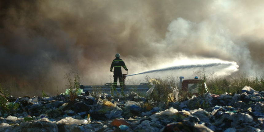 Biograd, 200709. Na podrucju Biograda u poslijepodnevnim satima izbio je veliki pozar koji gasi veliki broj pripadnika vatrogasnih snaga sa zadarskog podrucja. Pozar je izbio oko 16 sati na deponiji otpada Bastijun povise Biograda. Veliki problem predstav Biograd, 200709. Na podrucju Biograda u poslijepodnevnim satima izbio je veliki pozar koji gasi veliki broj pripadnika vatrogasnih snaga sa zadarskog podrucja. Pozar je izbio oko 16 sati na deponiji otpada Bastijun povise Biograda. Veliki problem predstav