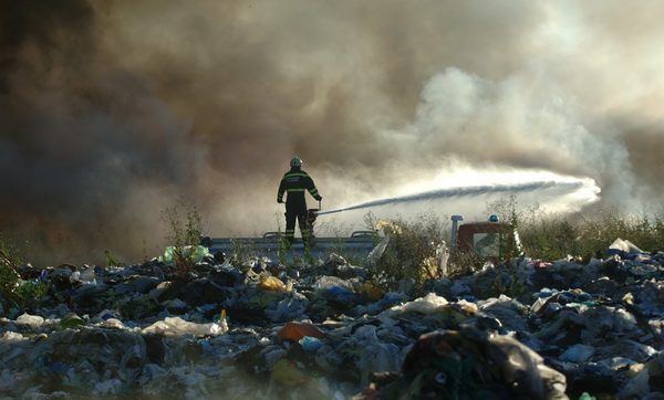 Biograd, 200709. Na podrucju Biograda u poslijepodnevnim satima izbio je veliki pozar koji gasi veliki broj pripadnika vatrogasnih snaga sa zadarskog podrucja. Pozar je izbio oko 16 sati na deponiji otpada Bastijun povise Biograda. Veliki problem predstav