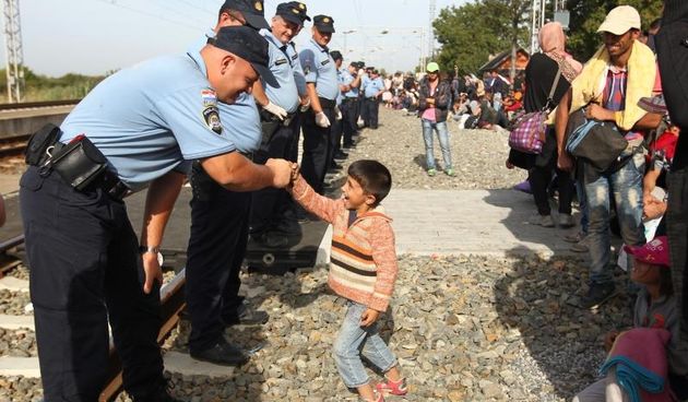 Tovarnik: Iscrpljenim izbjeglicama koji čekaju vlak volonteri Crvenog križa pružaju svekoliku pomoć. Photo: Zeljko Lukunic/PIXSELL