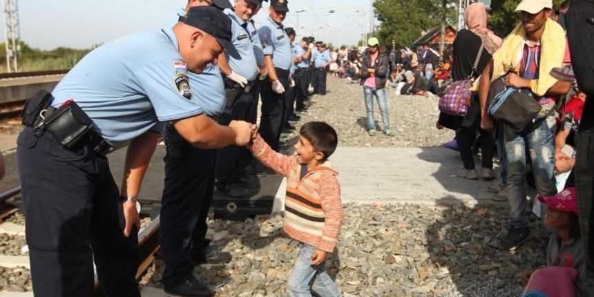 Tovarnik: Iscrpljenim izbjeglicama koji čekaju vlak volonteri Crvenog križa pružaju svekoliku pomoć. Photo: Zeljko Lukunic/PIXSELL Tovarnik: Iscrpljenim izbjeglicama koji čekaju vlak volonteri Crvenog križa pružaju svekoliku pomoć. Photo: Zeljko Lukunic/PIXSELL