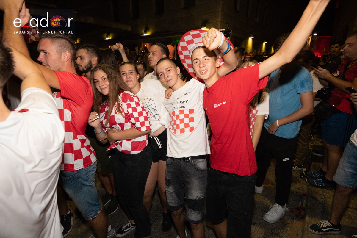 Čudesna noć: Velika fešta ulicama Zadra nakon plasmana Vatrenih u finale SP Čudesna noć: Velika fešta ulicama Zadra nakon plasmana Vatrenih u finale SP
