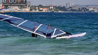 Guštanje surfera u jakom jugu Guštanje surfera u jakom jugu