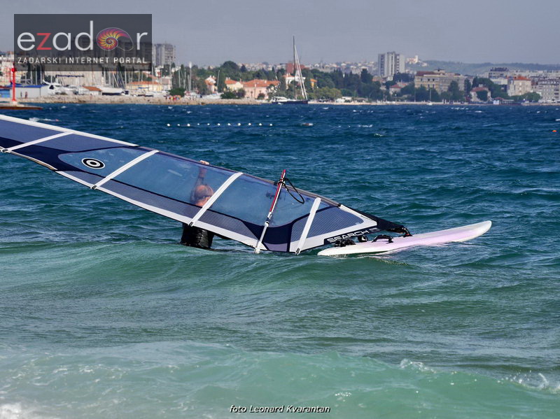 Guštanje surfera u jakom jugu Guštanje surfera u jakom jugu