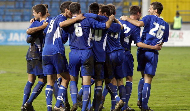 Zadar, 201110. Igraliste Stanovi. Nogometna utakmica NK Zadar – NK Varteks.  Na fotografiji: slavlje igraca Zadra. Igrac Zadra Stjepan Skocibusic koji je postigao zgoditak. (desno broj 26). Foto: Jure Miskovic / CROPIX