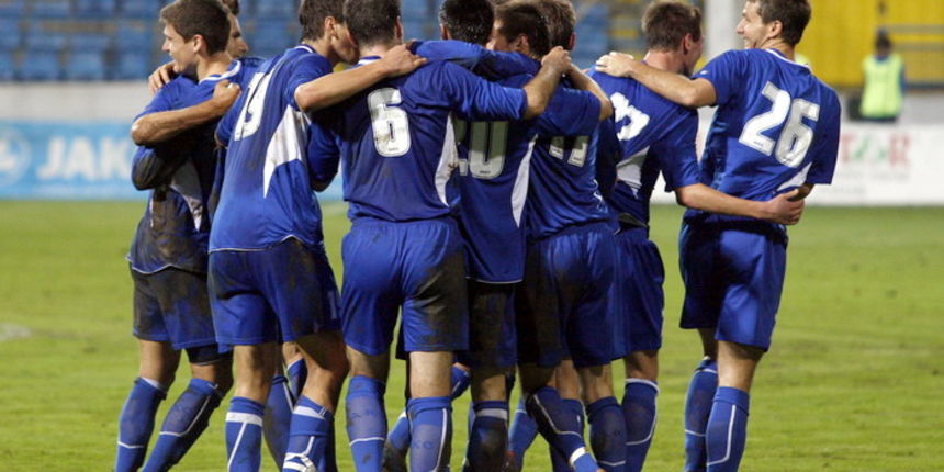 Zadar, 201110. Igraliste Stanovi. Nogometna utakmica NK Zadar – NK Varteks. Na fotografiji: slavlje igraca Zadra. Igrac Zadra Stjepan Skocibusic koji je postigao zgoditak. (desno broj 26). Foto: Jure Miskovic / CROPIX Zadar, 201110. Igraliste Stanovi. Nogometna utakmica NK Zadar – NK Varteks. Na fotografiji: slavlje igraca Zadra. Igrac Zadra Stjepan Skocibusic koji je postigao zgoditak. (desno broj 26). Foto: Jure Miskovic / CROPIX