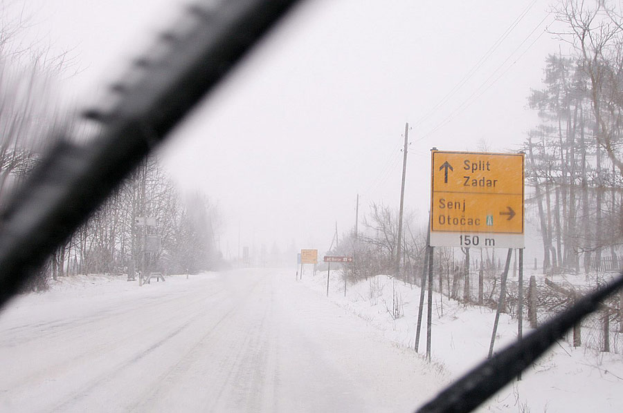 Snijeg zabijelio Plitvice (Foto: M. Pusic, CROPIX)