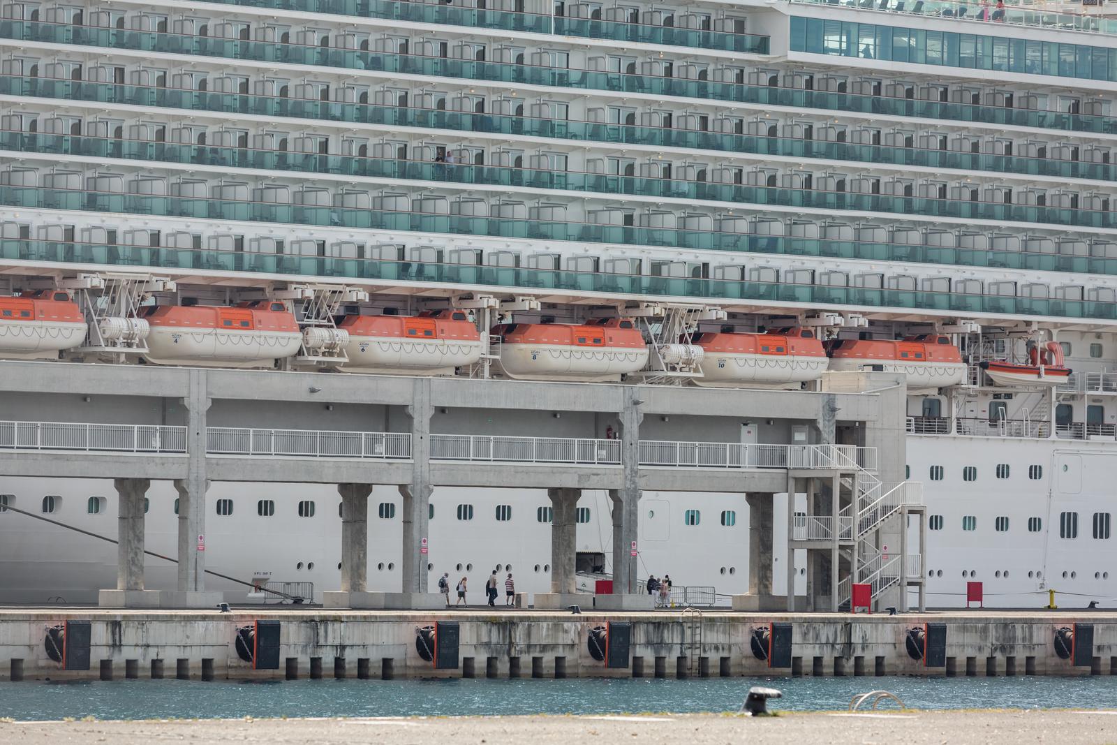 Zadar: Jutros u Gaženicu uplovio kruzer Azura Zadar: Jutros u Gaženicu uplovio kruzer Azura