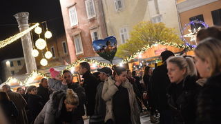 Advent u Zadru: Pavel raspjevao i rasplesao Zadrane na Trgu Petra Zoranića. Foto: Iva Perinčić Advent u Zadru: Pavel raspjevao i rasplesao Zadrane na Trgu Petra Zoranića. Foto: Iva Perinčić