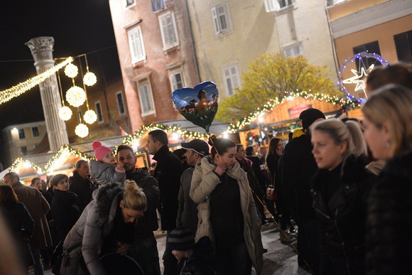 Advent u Zadru: Pavel raspjevao i rasplesao Zadrane na Trgu Petra Zoranića. Foto: Iva Perinčić Advent u Zadru: Pavel raspjevao i rasplesao Zadrane na Trgu Petra Zoranića. Foto: Iva Perinčić